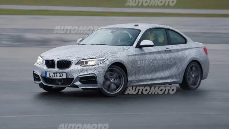 BMW ActiveAssist. L'auto sterza (e controsterza) da sola
