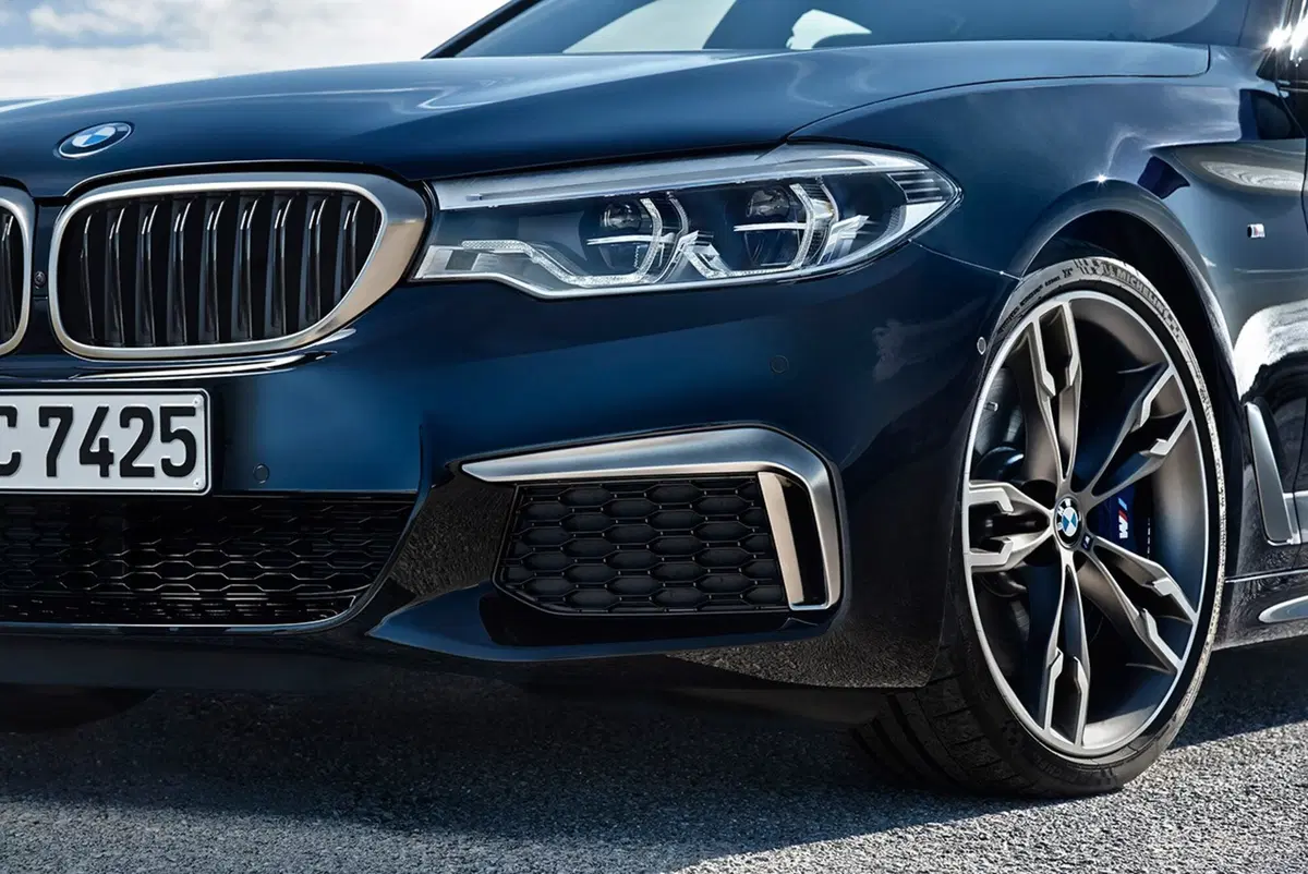 BMW M550i xDrive, quasi M5 ma 4WD (2)