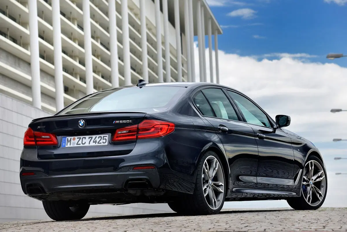 BMW M550i xDrive, quasi M5 ma 4WD (3)