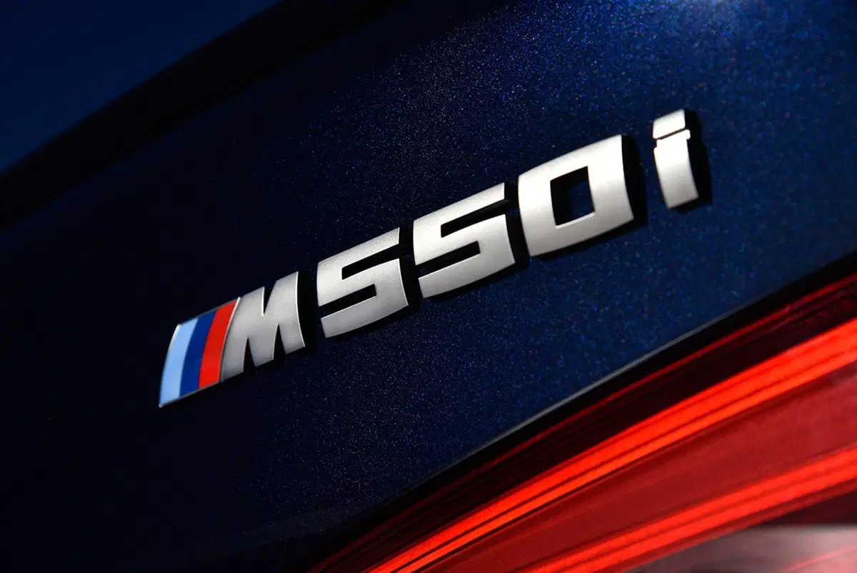 BMW M550i xDrive, quasi M5 ma 4WD (10)