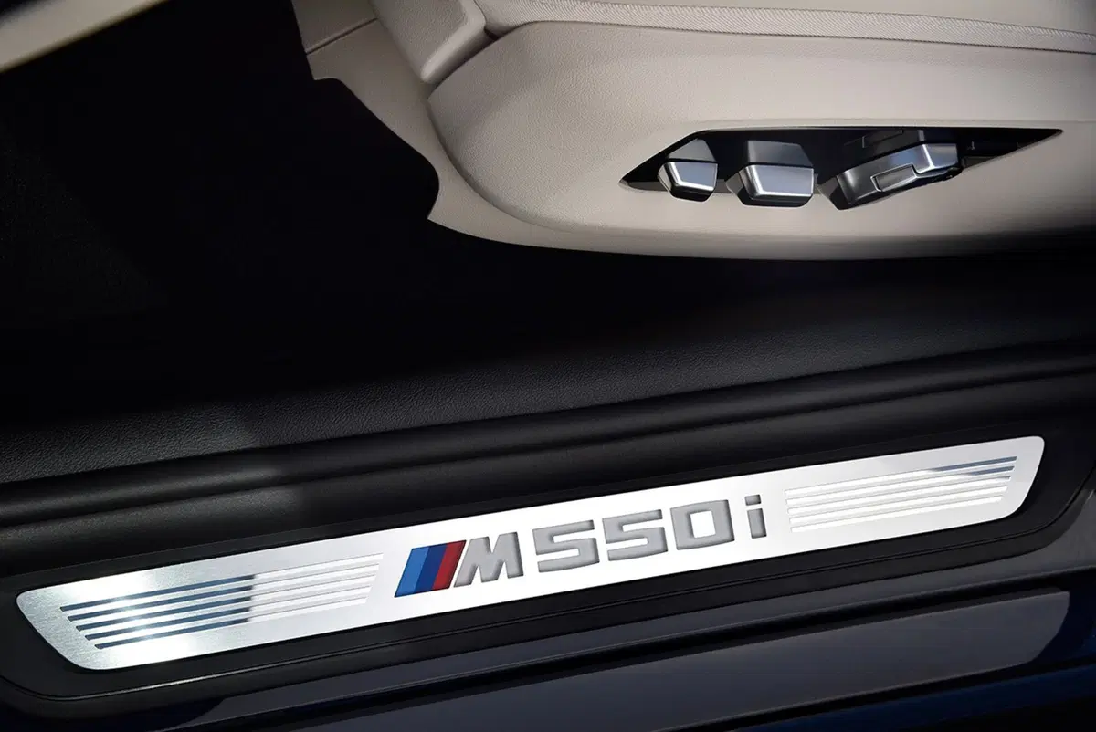 BMW M550i xDrive, quasi M5 ma 4WD (11)