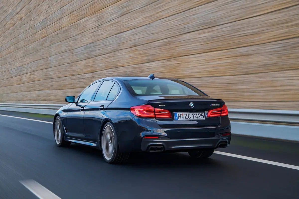 BMW M550i xDrive, quasi M5 ma 4WD (13)