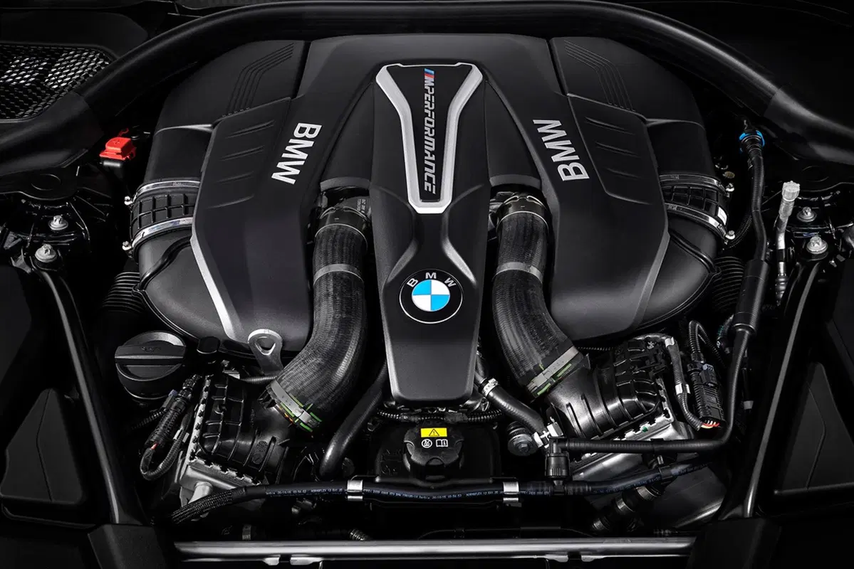 BMW M550i xDrive, quasi M5 ma 4WD (15)
