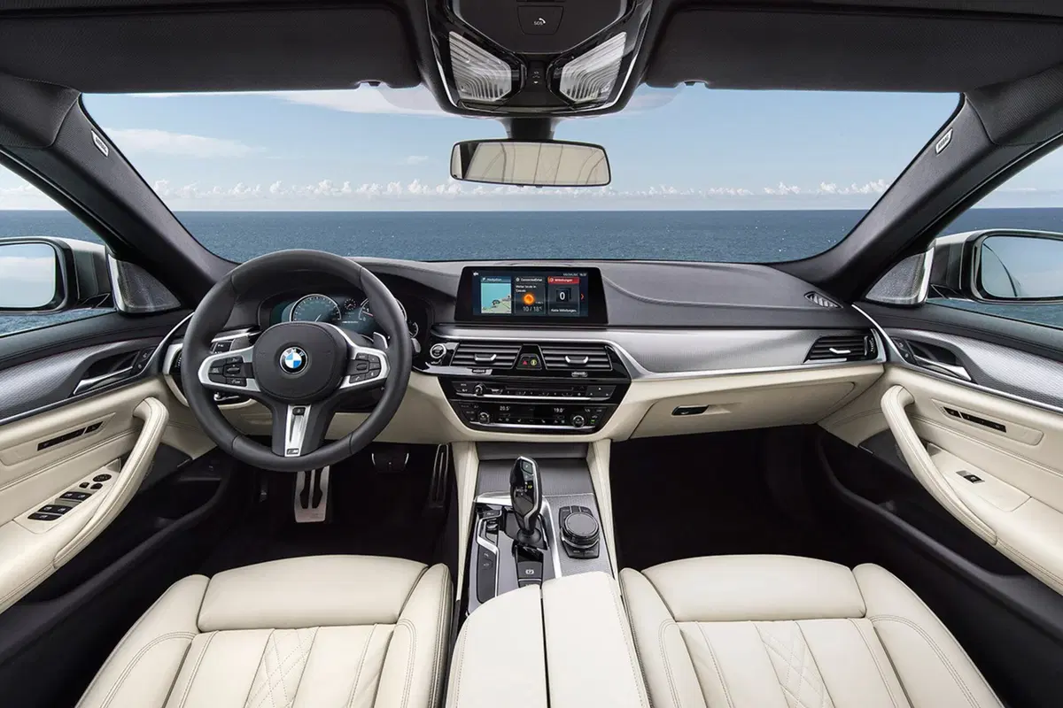 BMW M550i xDrive, quasi M5 ma 4WD (16)