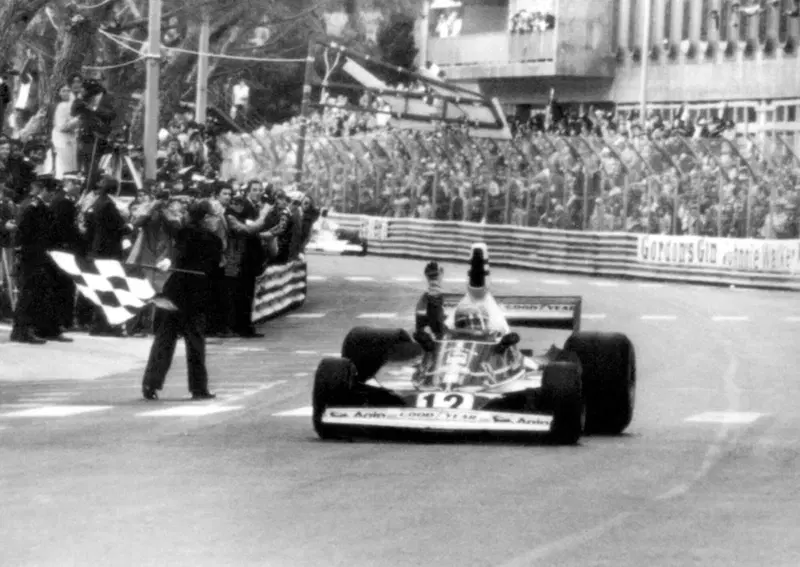 Niki Lauda vince il Gran Premio di Monaco 1975 sulla 312 T. Dopo undici anni di attesa la Ferrari quell'anno torna a brindare con la doppietta nei Campionati Piloti e Costruttori. Lauda conquista 5 vittorie (Monaco, Belgio, Svezia, Francia e USA), mentre Clay Regazzoni trionfa a Monza nel giorno in cui l'austriaco si laurea campione
