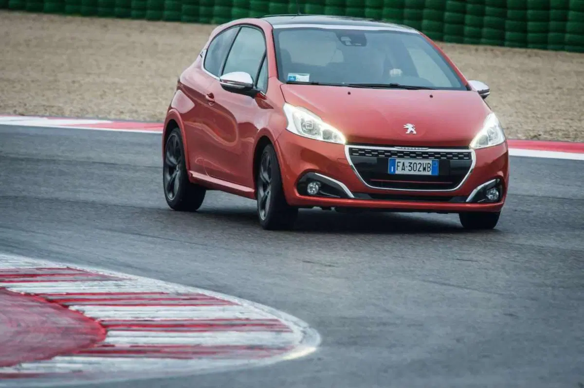 Peugeot 208 GTI restyling (208 CV) [Video Primo Test] (2)