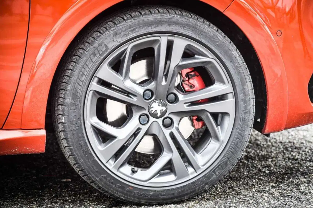 Peugeot 208 GTI restyling (208 CV) [Video Primo Test] (8)