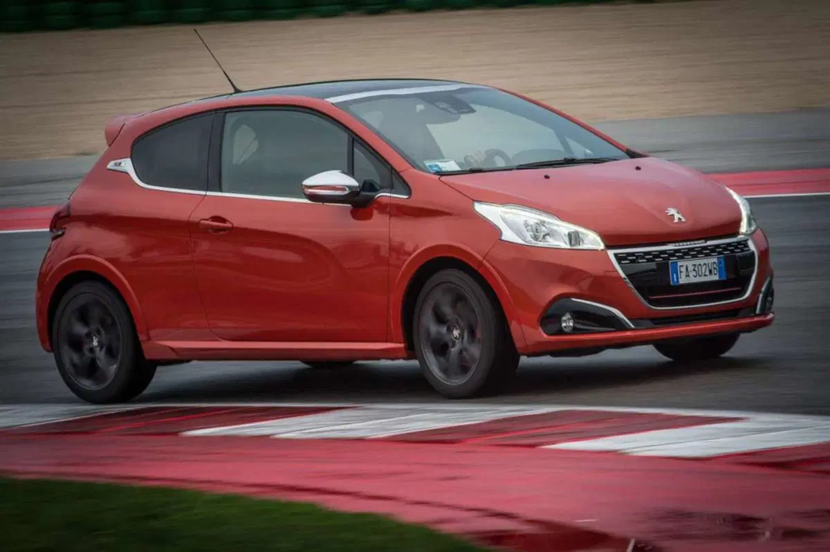 Peugeot 208 GTI restyling (208 CV) [Video Primo Test] (6)