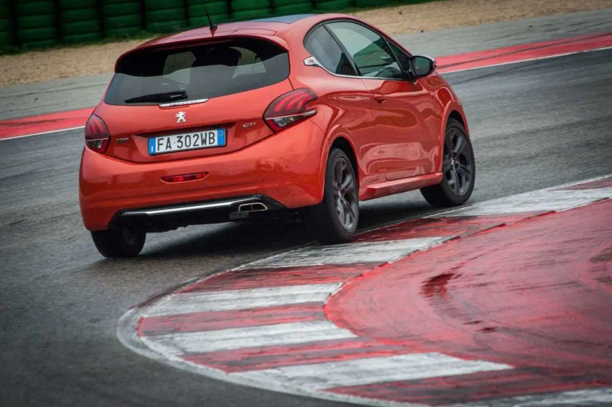 Peugeot 208 GTI restyling (208 CV) [Video Primo Test] (5)