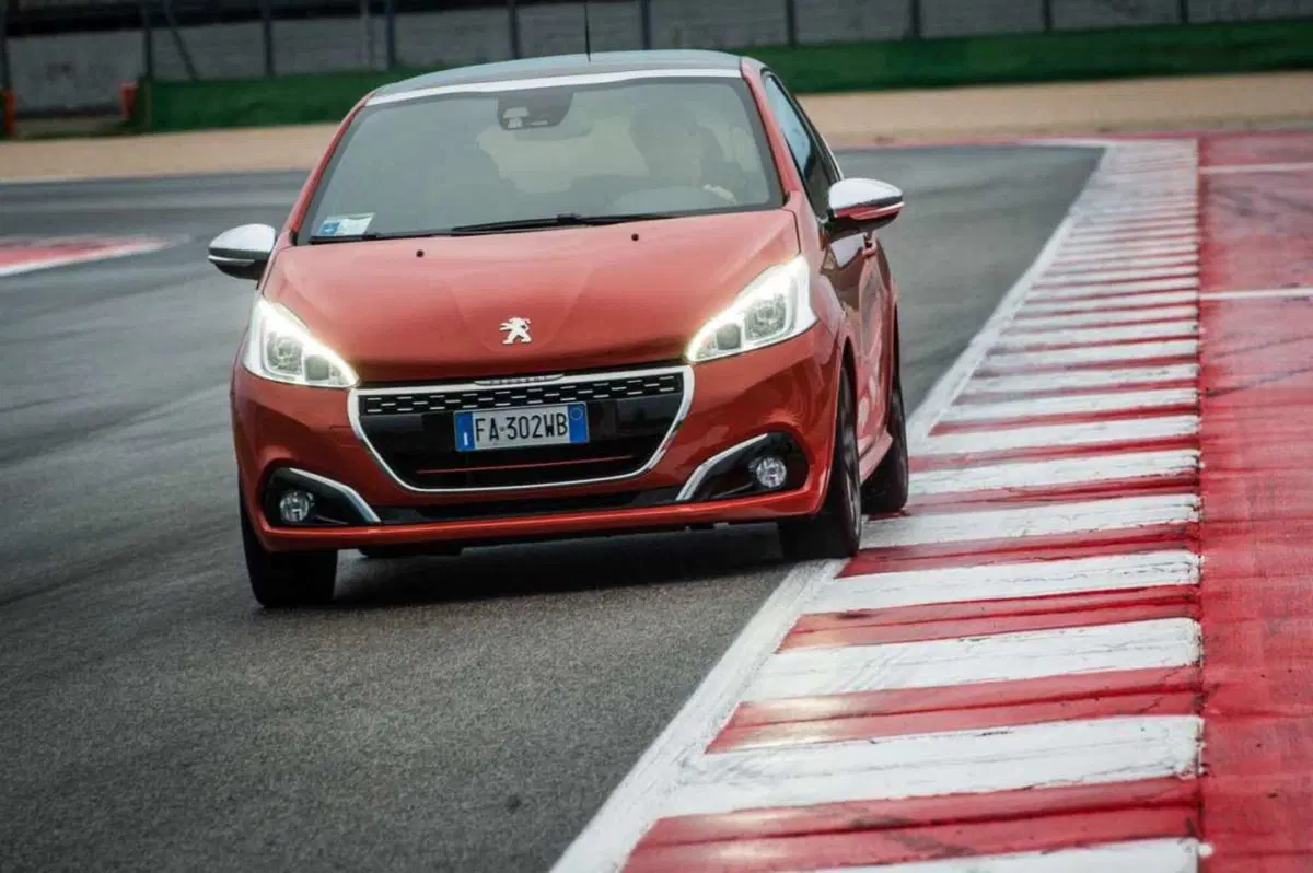 Peugeot 208 GTI restyling (208 CV) [Video Primo Test] (3)