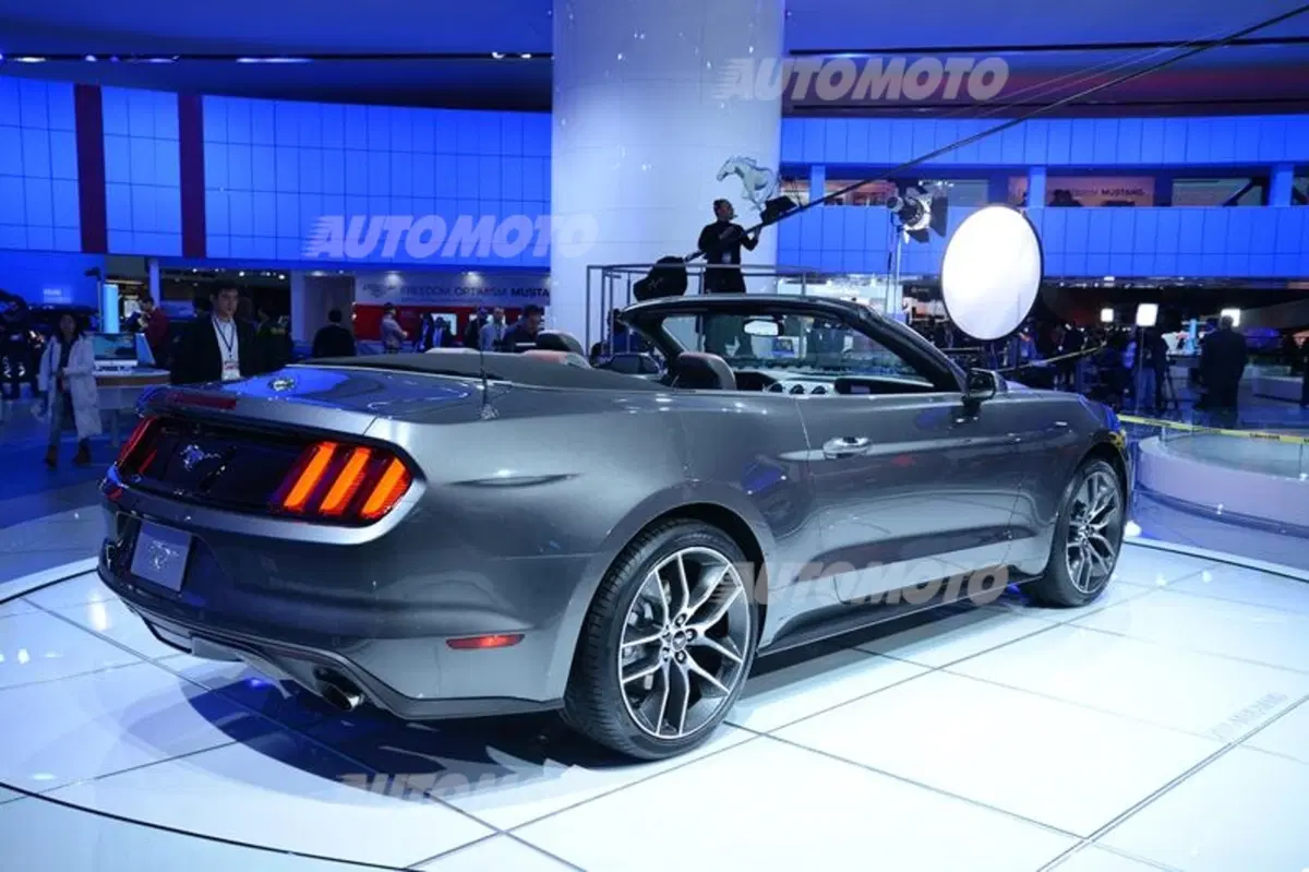Nuova Ford Mustang Convertible: eccola a Detroit (2)
