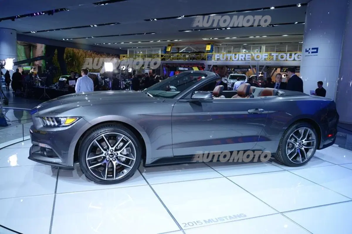 Nuova Ford Mustang Convertible: eccola a Detroit (3)