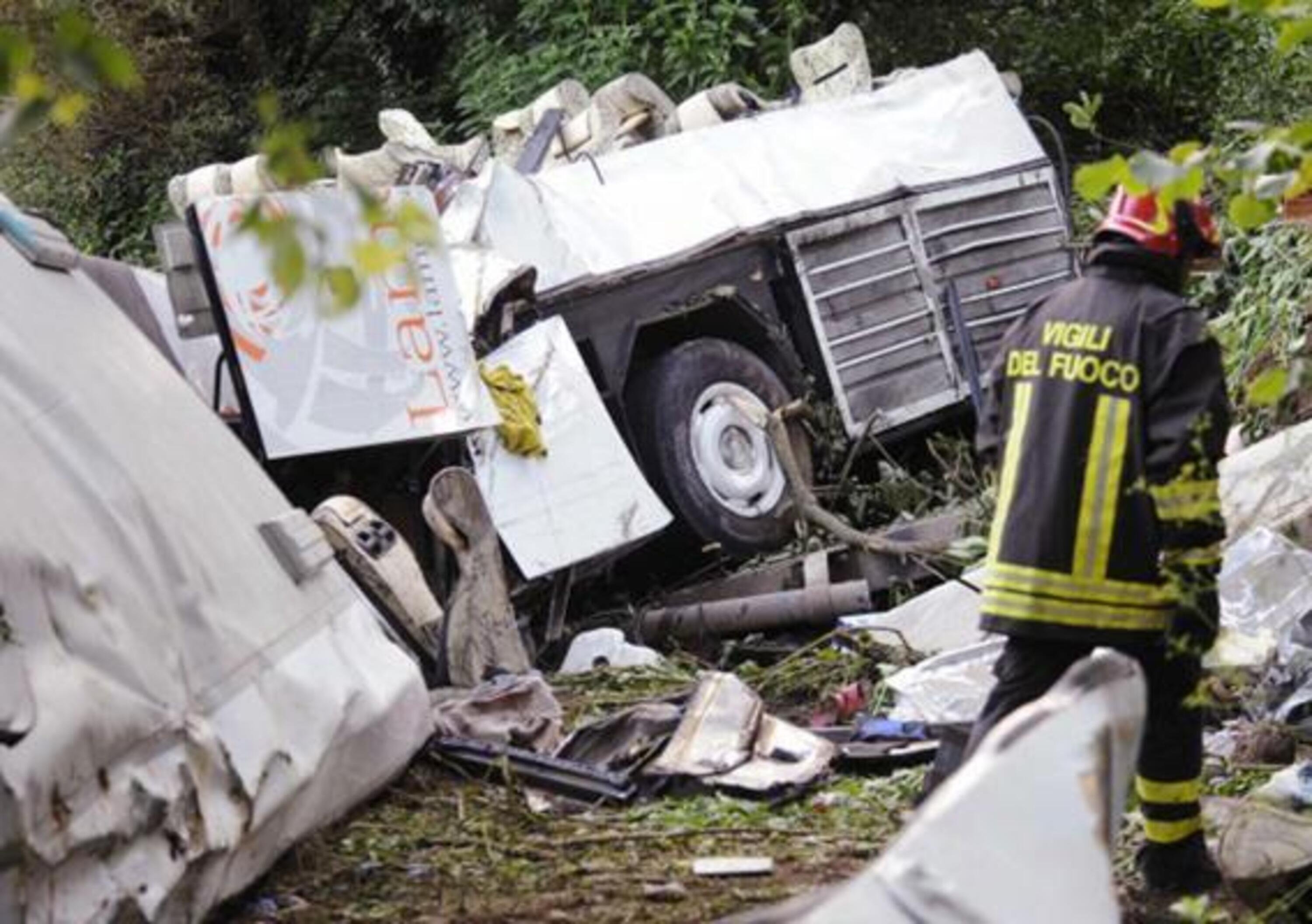 Bus in Irpinia: &laquo;Un guasto ai freni ha provocato l&#039;incidente&raquo;. Ma le cause della tragedia sono altre