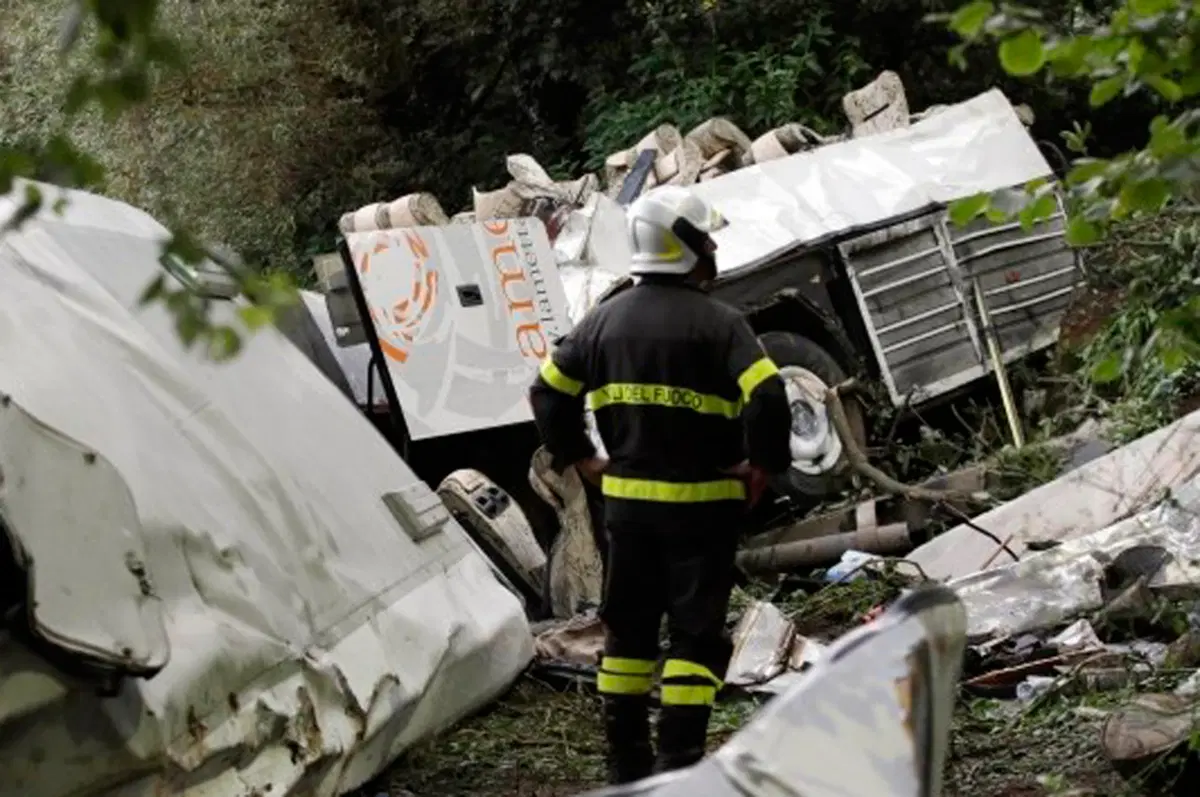 Bus in Irpinia: «Un guasto ai freni ha provocato l'incidente». Ma le cause della tragedia sono altre