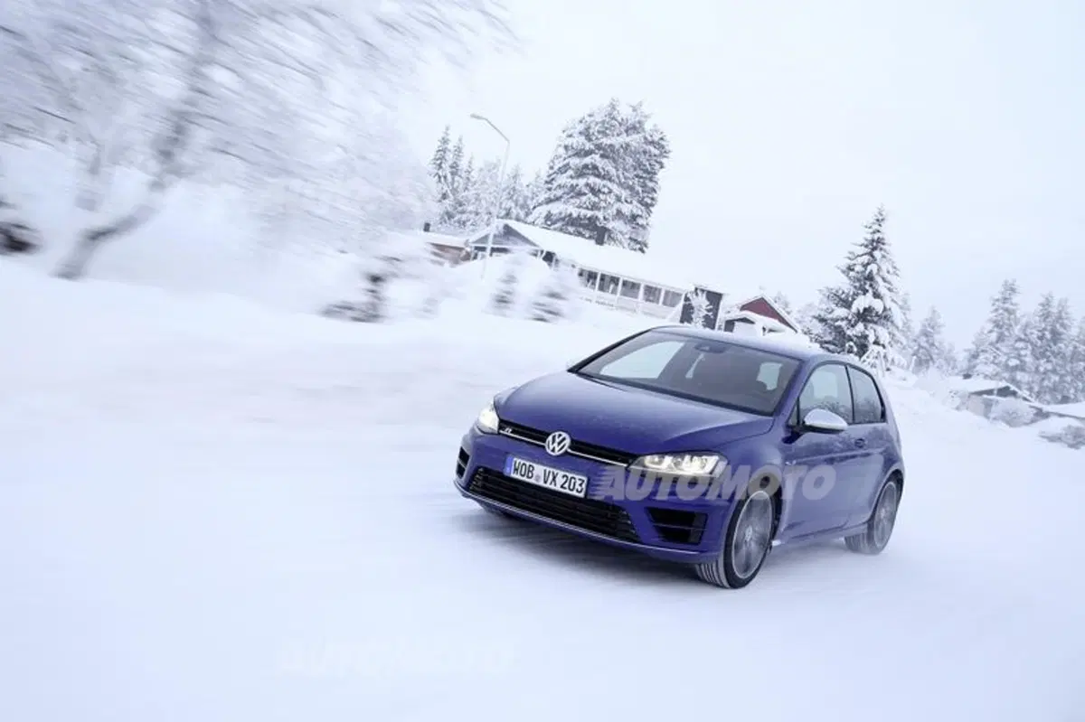 Nuova Volkswagen Golf R: dettagli e prezzi per l'Italia (8)