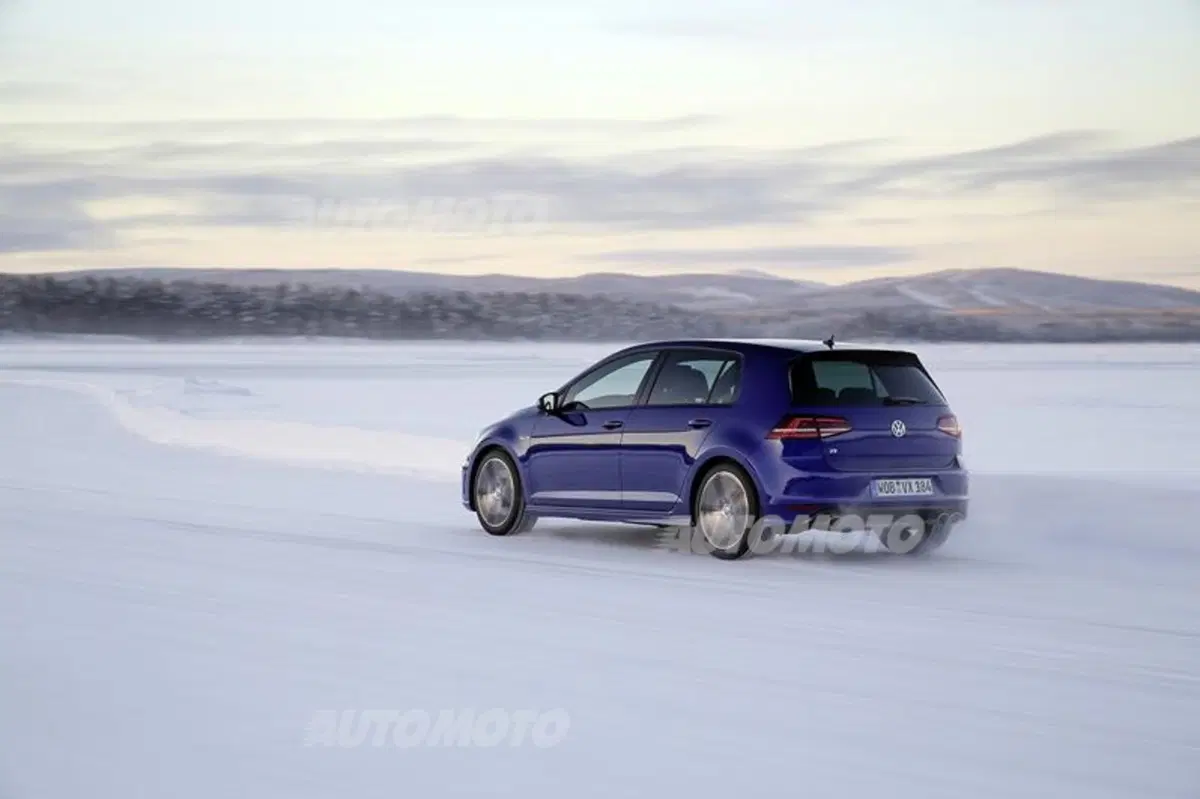 Nuova Volkswagen Golf R: dettagli e prezzi per l'Italia (9)