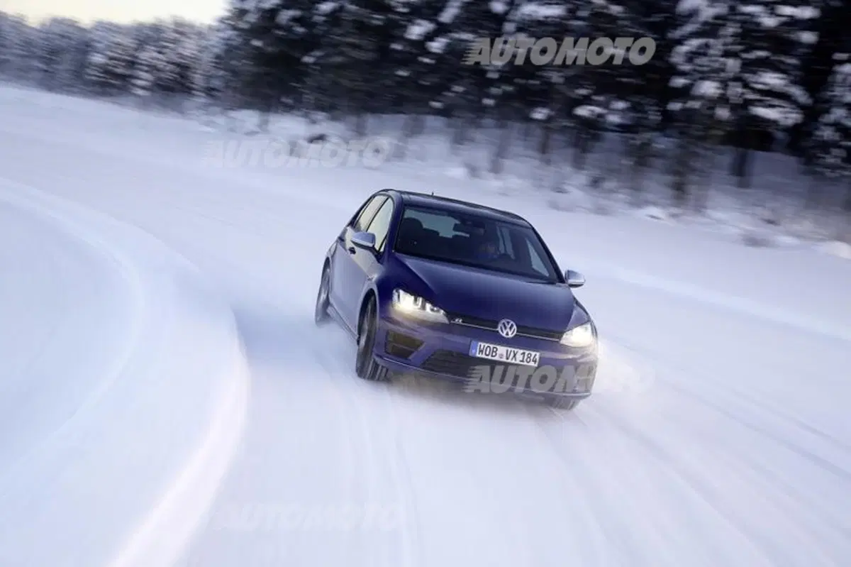 Nuova Volkswagen Golf R: dettagli e prezzi per l'Italia (13)