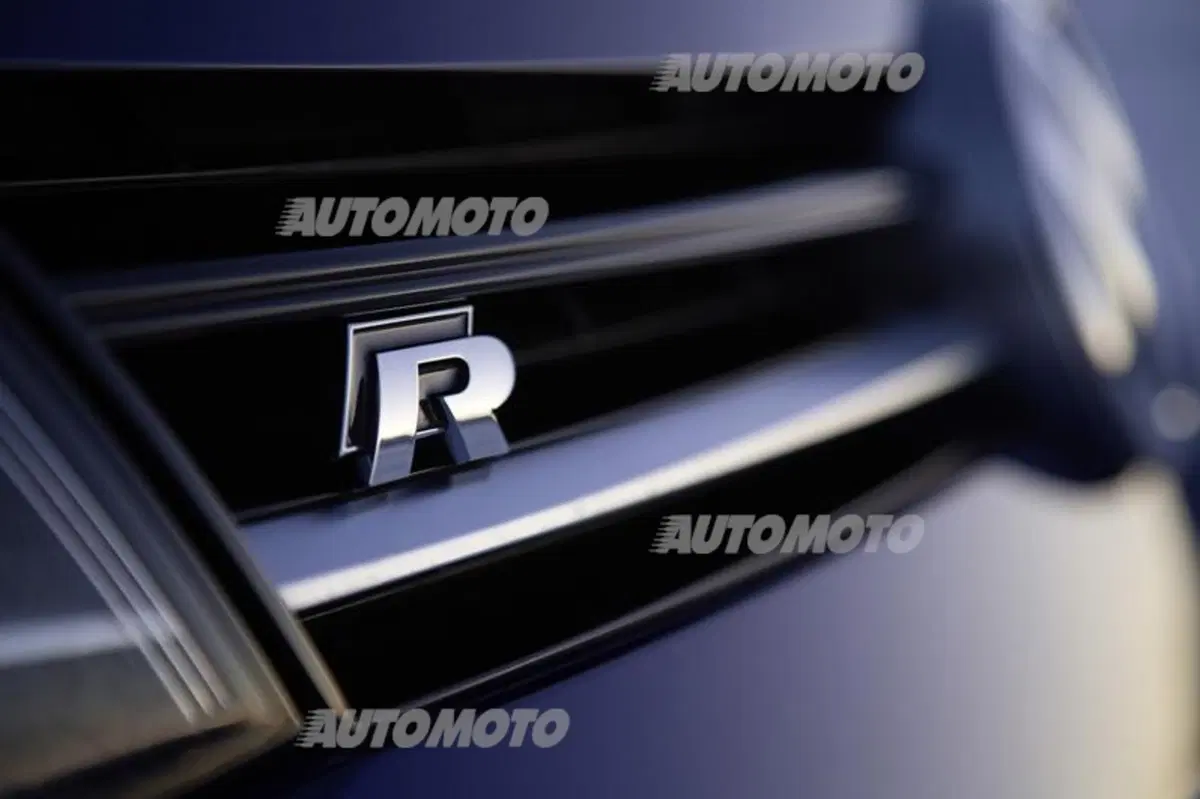 Nuova Volkswagen Golf R: dettagli e prezzi per l'Italia (18)
