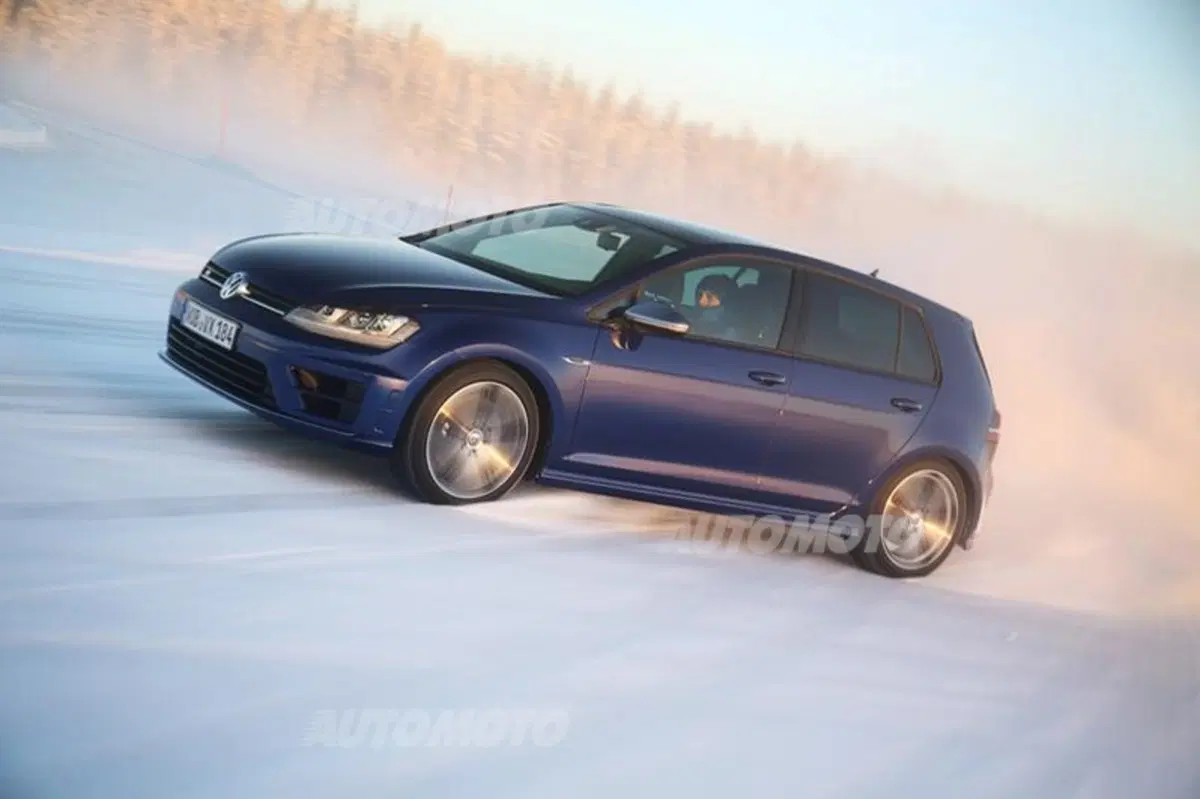 Nuova Volkswagen Golf R (11)