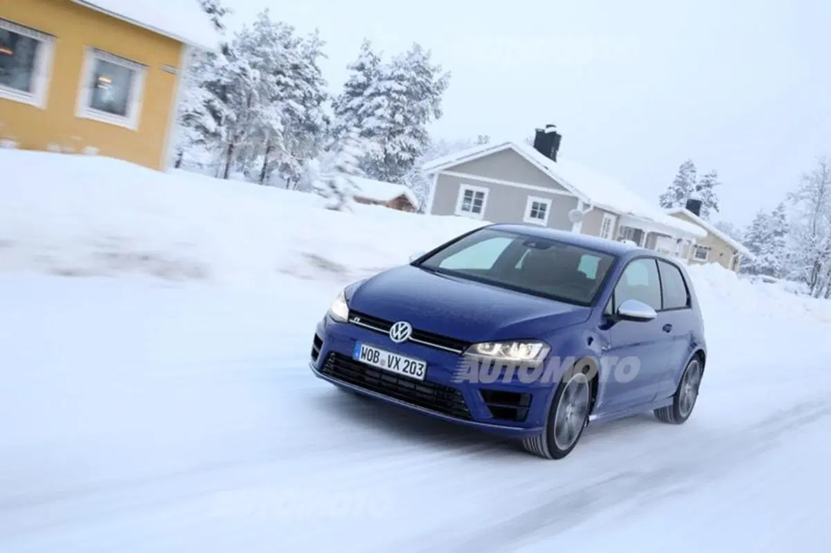 Nuova Volkswagen Golf R (21)
