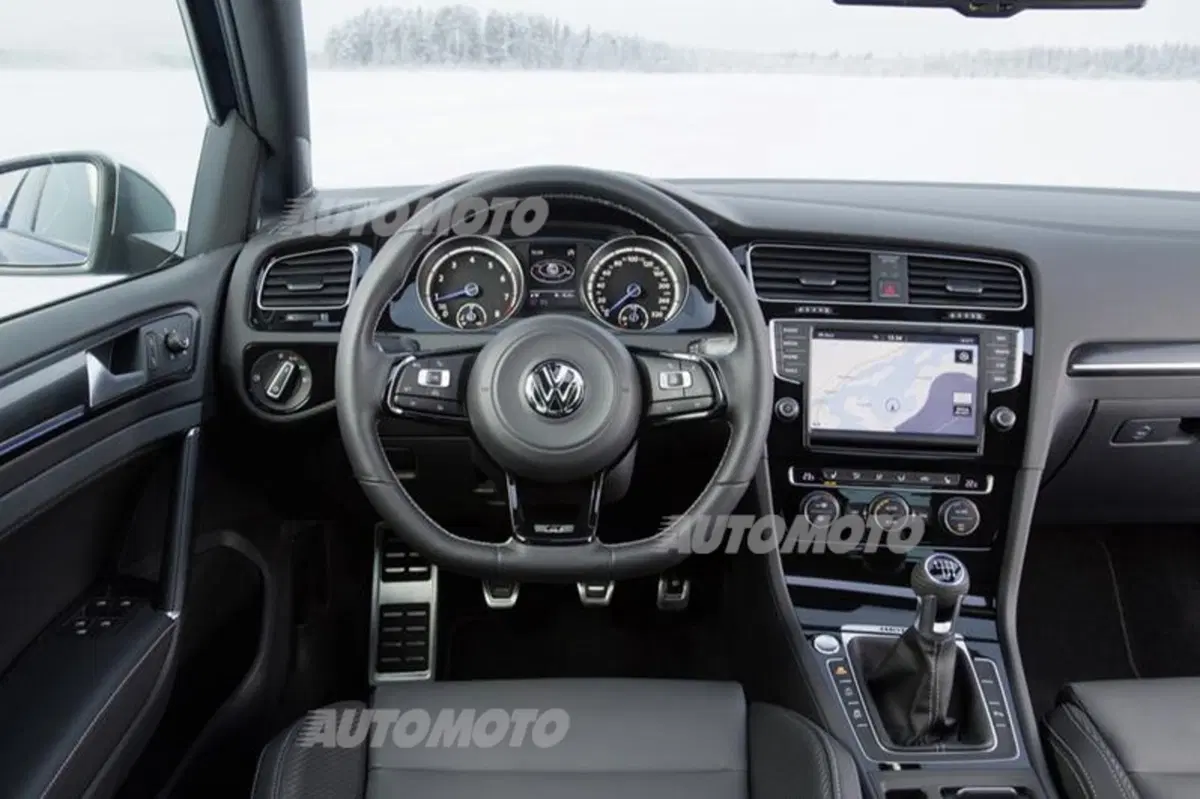 Nuova Volkswagen Golf R (35)