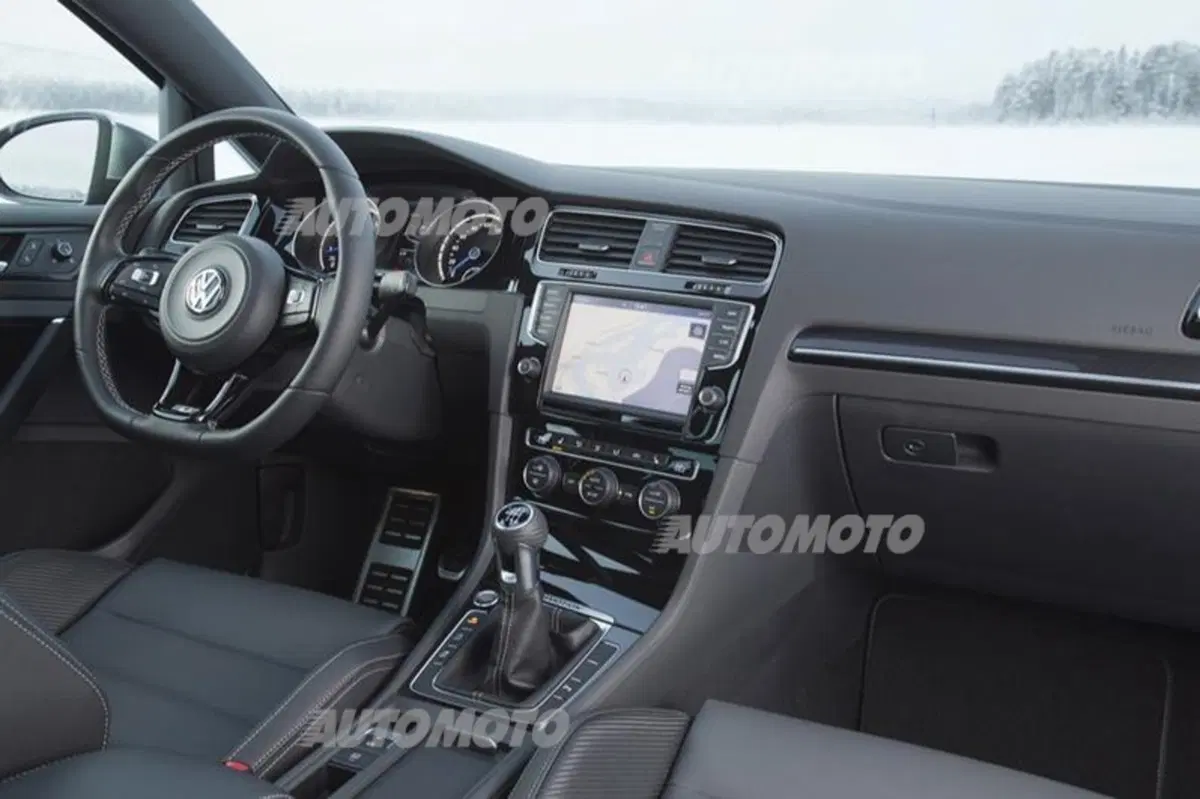 Nuova Volkswagen Golf R (37)