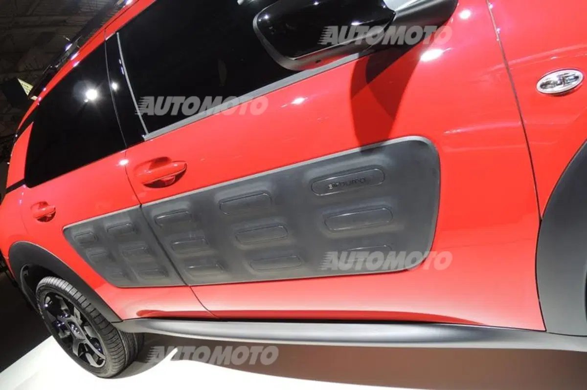 Citroen C4 Cactus: pratica dentro, pungente fuori (3)