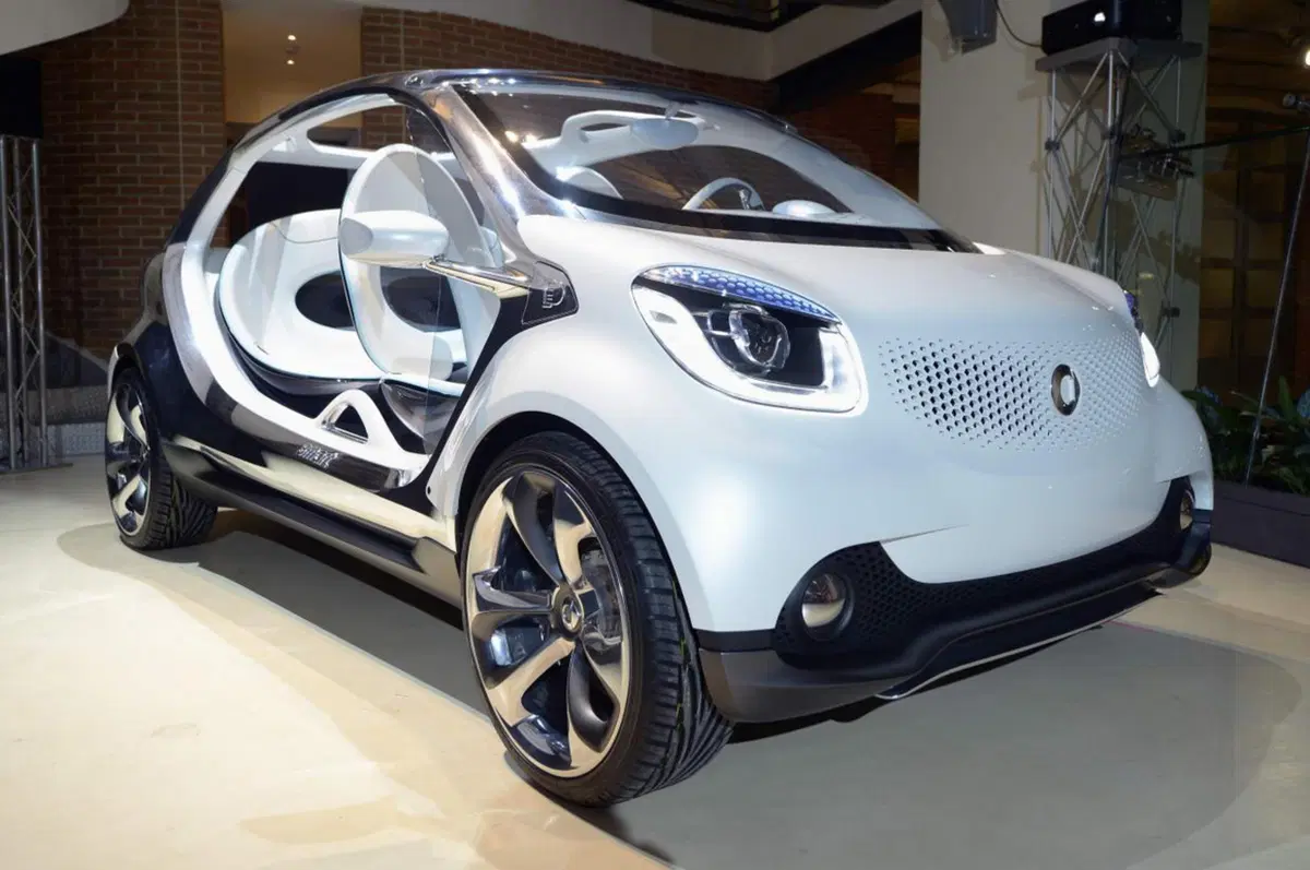 smart fourjoy: a Roma per anticipare il futuro e annunciare l'arrivo di car2go