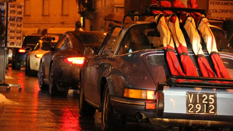 Porsche: l'emozione di una sfilata sotto la neve di Ponte di Legno