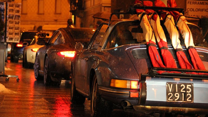 Porsche: l&#039;emozione di una sfilata sotto la neve di Ponte di Legno