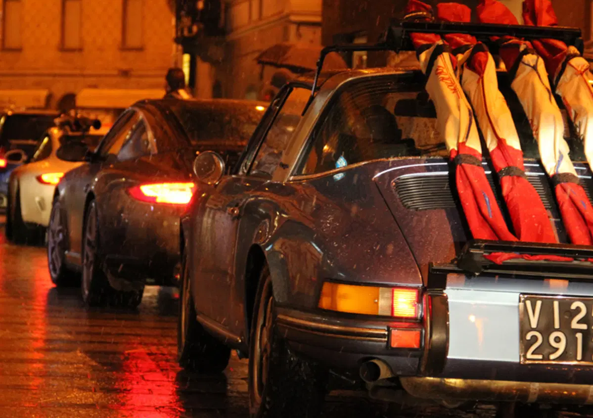 Porsche: l'emozione di una sfilata sotto la neve di Ponte di Legno
