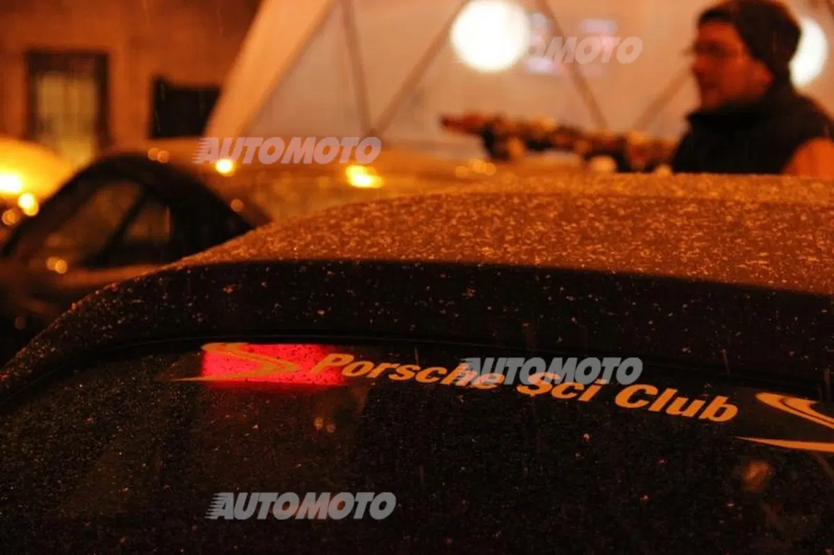 Porsche: l'emozione di una sfilata sotto la neve di Ponte di Legno (6)