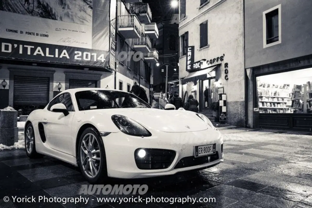 Porsche: l'emozione di una sfilata sotto la neve di Ponte di Legno (26)