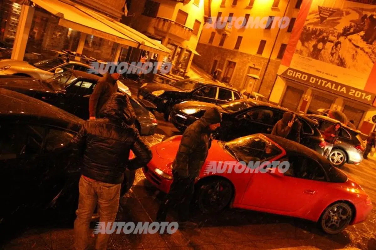 Porsche: l'emozione di una sfilata sotto la neve di Ponte di Legno (35)