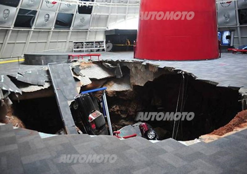 Corvette: crolla il museo, supercar inghiottite da una voragine