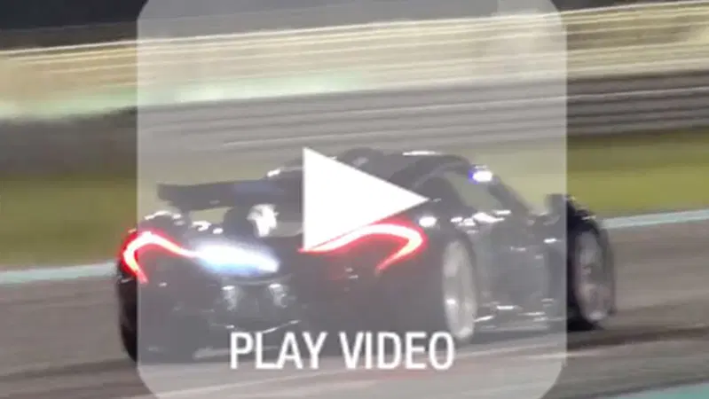 McLaren P1: le fiammate dello scarico tra i cordoli di Yas Marina
