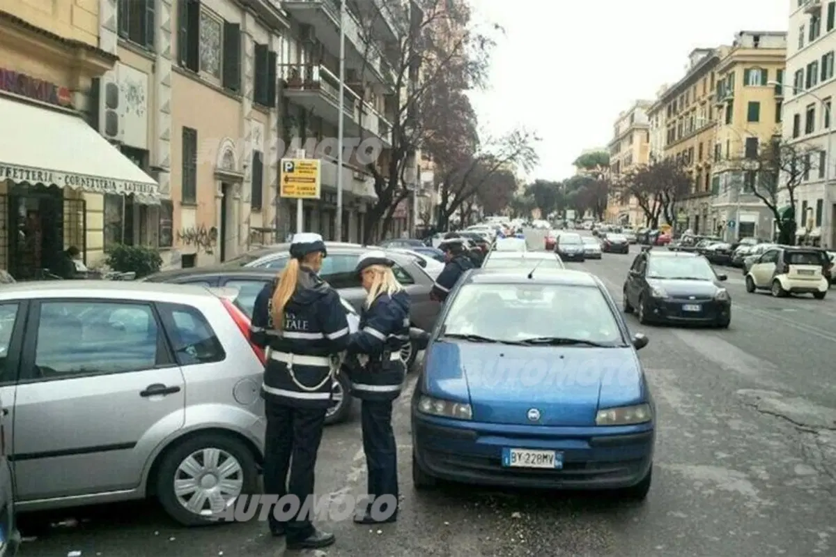 Infrazioni segnalate su Twitter: pioggia di multe “social” a Roma