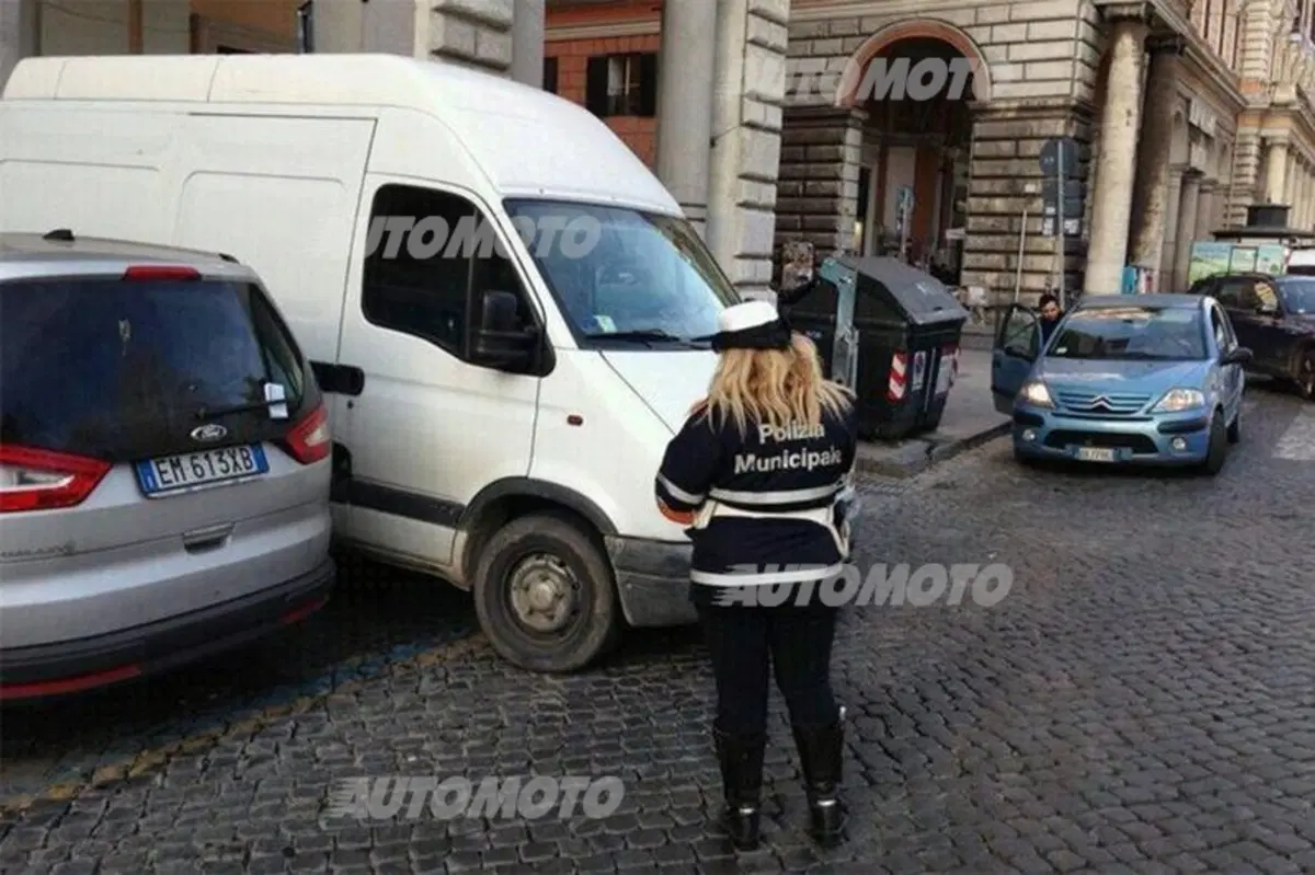 Infrazioni segnalate su Twitter: pioggia di multe “social” a Roma (2)