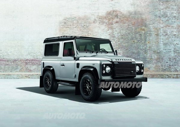 Land Rover Defender: a Ginevra in versione Black e Silver Pack