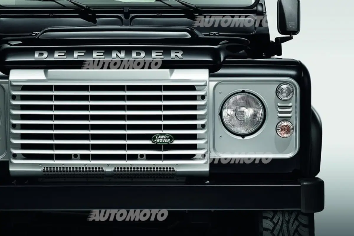 Land Rover Defender: a Ginevra in versione Black e Silver Pack (3)