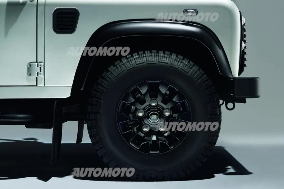 Land Rover Defender: a Ginevra in versione Black e Silver Pack (5)