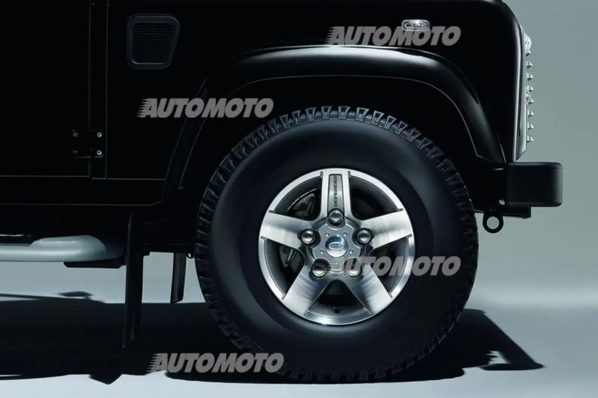 Land Rover Defender: a Ginevra in versione Black e Silver Pack (6)