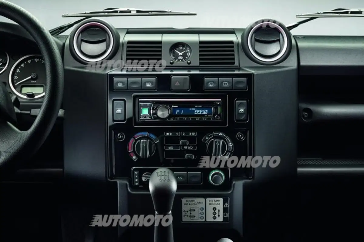 Land Rover Defender: a Ginevra in versione Black e Silver Pack (8)
