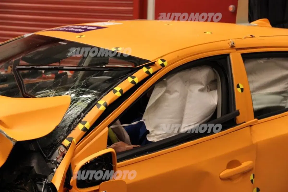 Volvo: cosa significa assistere ad un crash test in diretta (8)