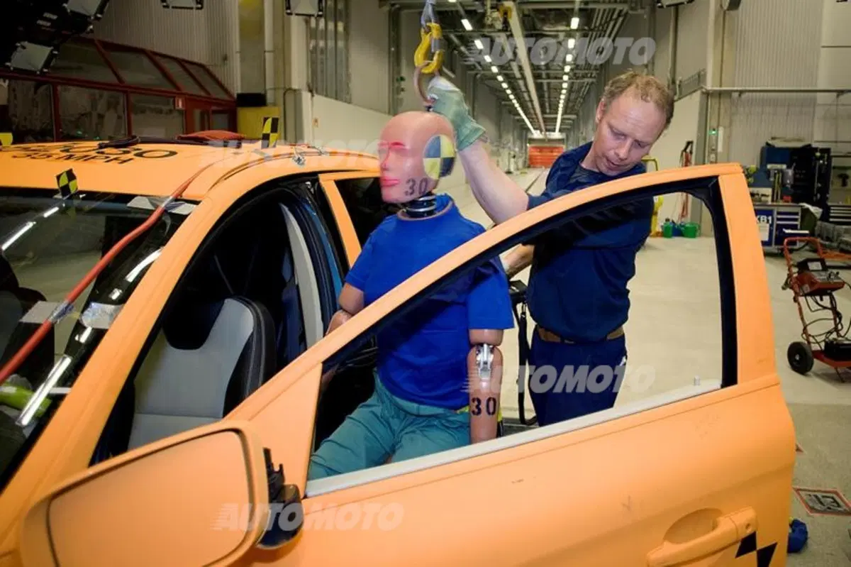 Volvo: cosa significa assistere ad un crash test in diretta (21)