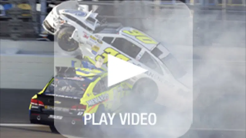 Nascar: il video del terribile incidente alla Daytona 500, un'auto vola sulle reti