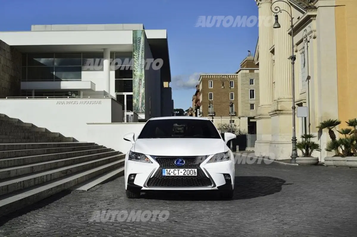 Lexus CT Hybrid restyling: tutti i dati ufficiali (9)