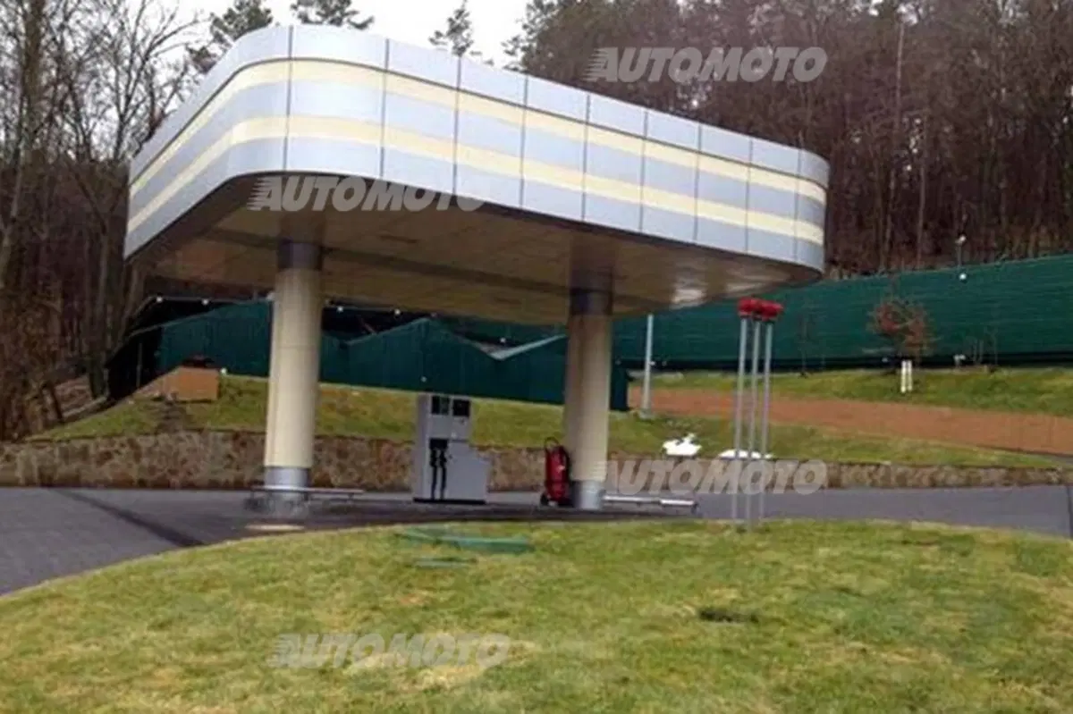 Yanukovych: scoperto l'impressionante garage dell'ex Presidente ucraino (3)