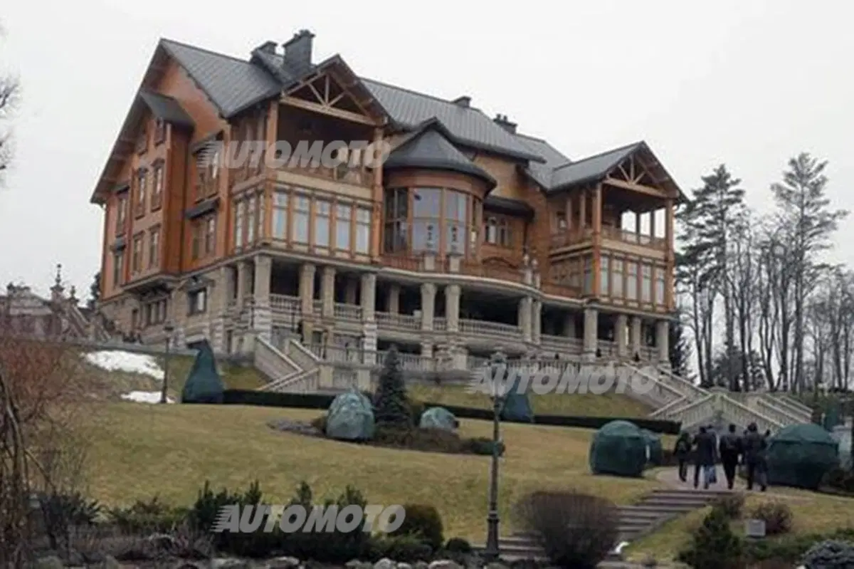 Yanukovych: scoperto l'impressionante garage dell'ex Presidente ucraino (4)