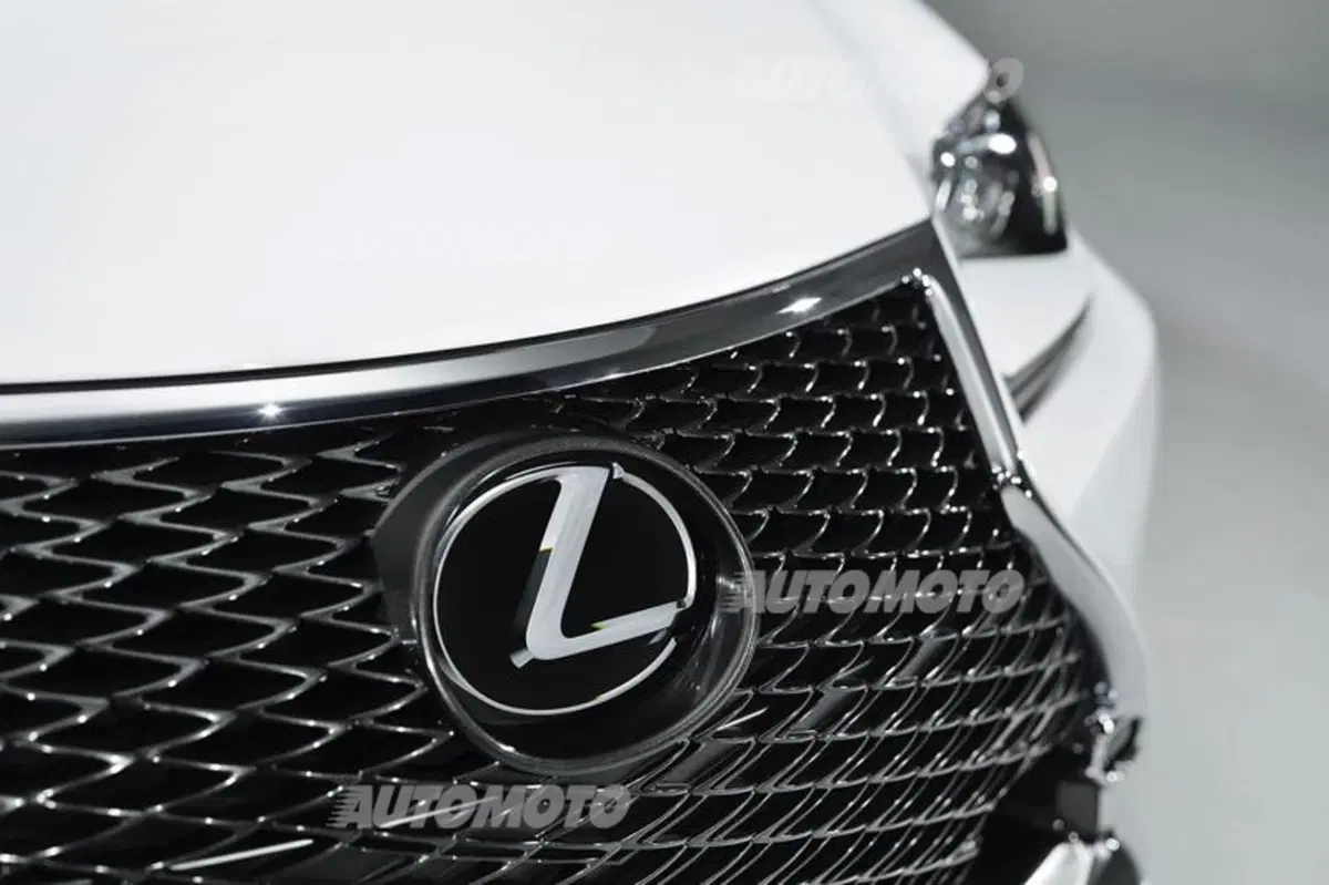 Lexus RC F Sport: pacchetto sportivo per la nuova coupé (16)